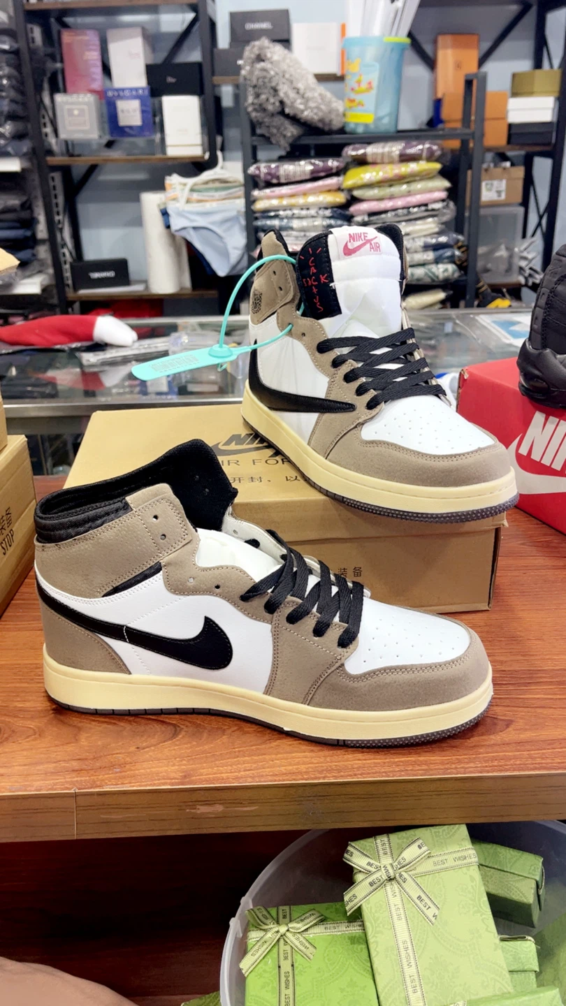 Nike Air Jordan 1 Retro High Travis Scott - photo 2