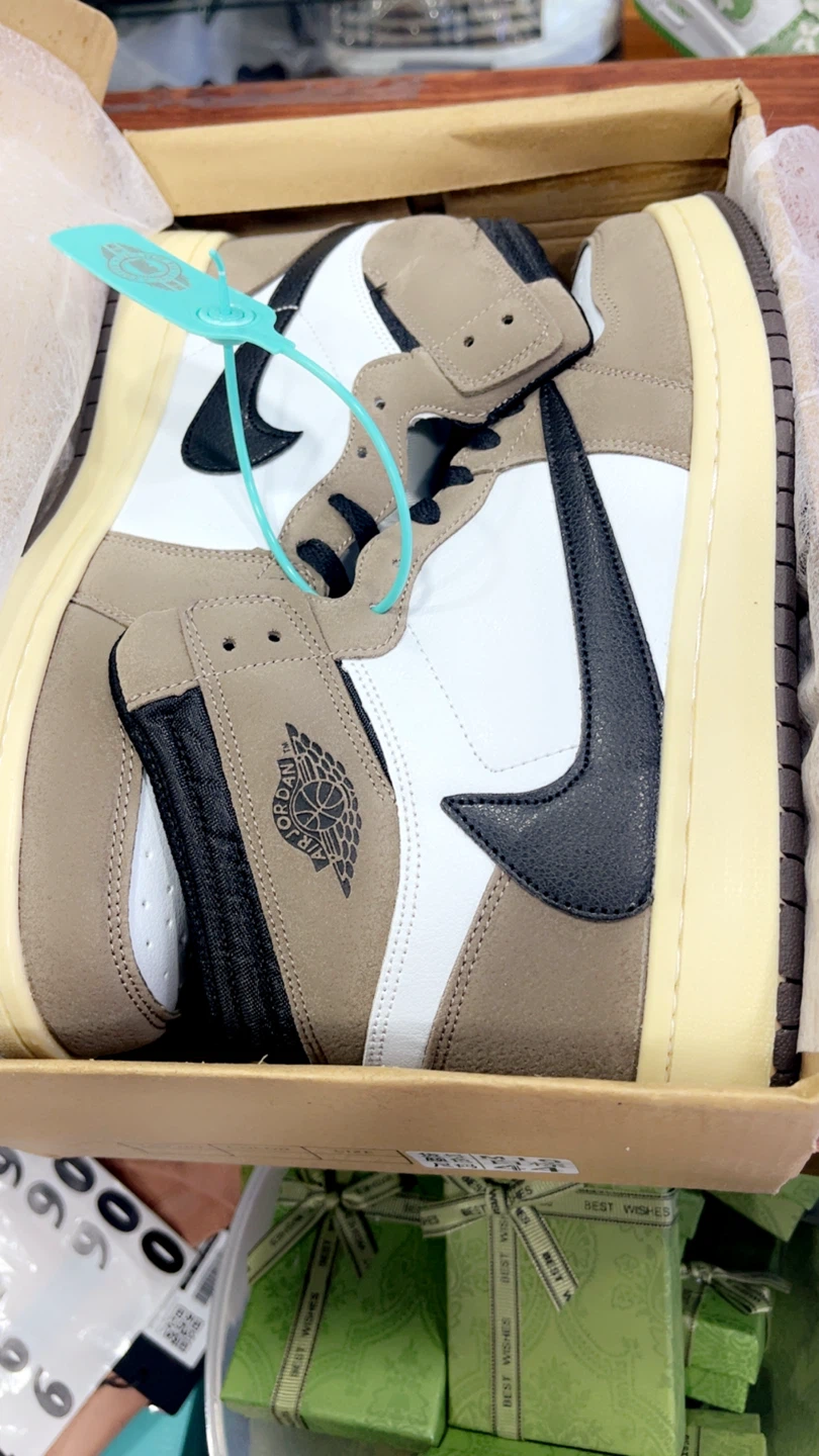 Nike Air Jordan 1 Retro High Travis Scott - photo 4