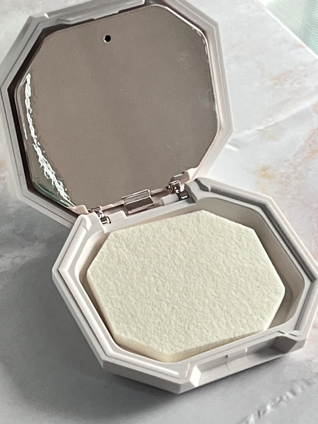 Fenty Beauty Pro Filt'r Soft Matte Powder Foundation - Shade 105 image indicator(2)