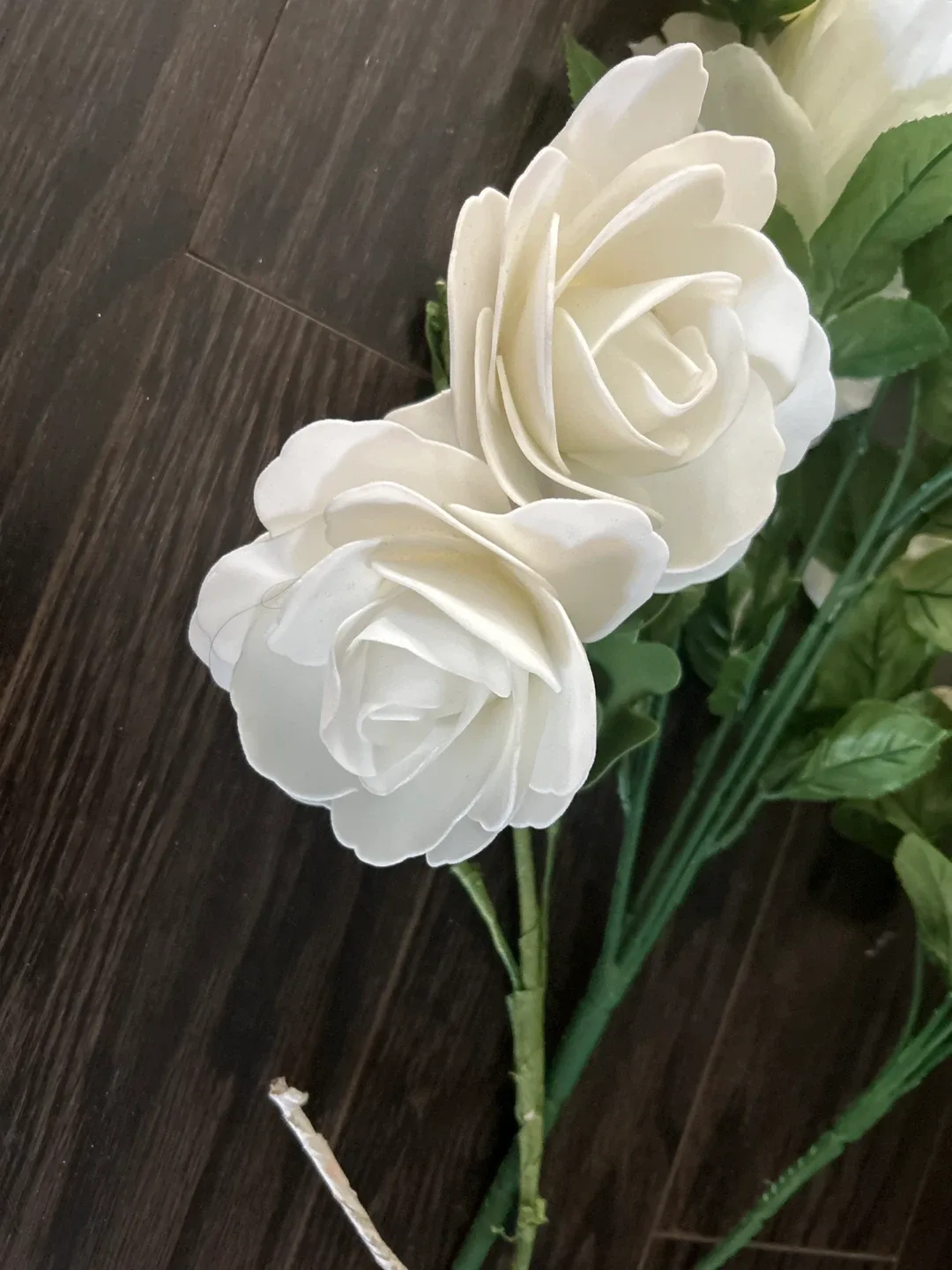 White Artificial 25 Rose Flower Bouquet image indicator(2)