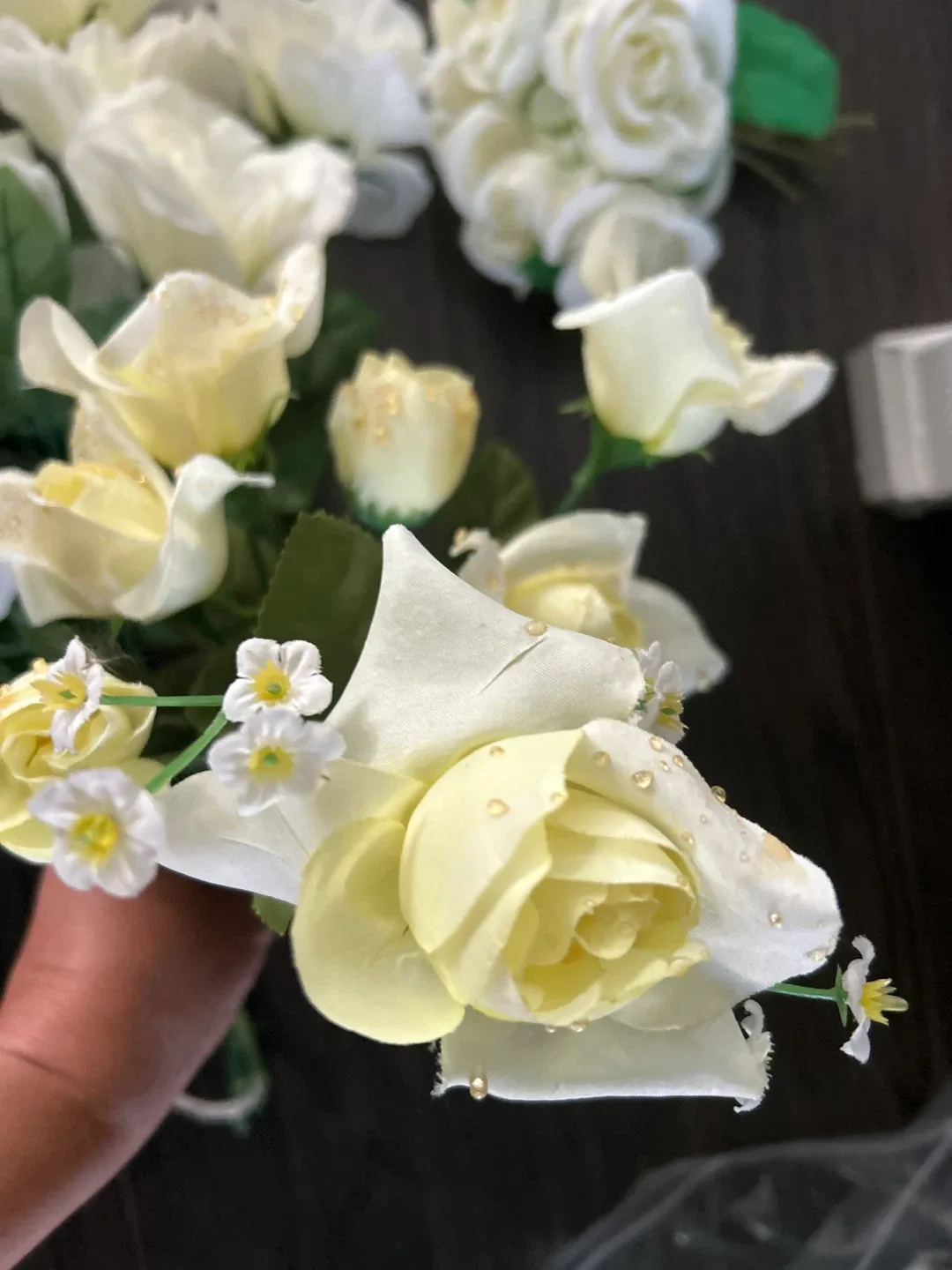 White Artificial 25 Rose Flower Bouquet image indicator(4)