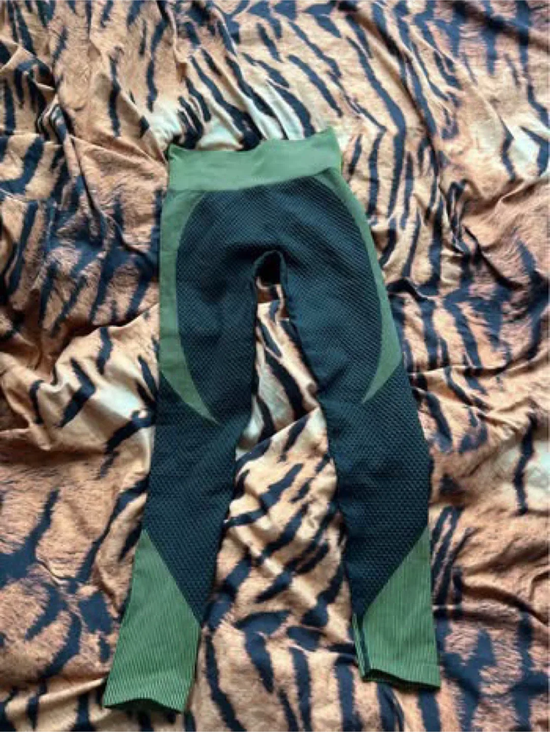 Matching Activewear Set - Olive Green & Black Gym yoga M-L image indicator(4)