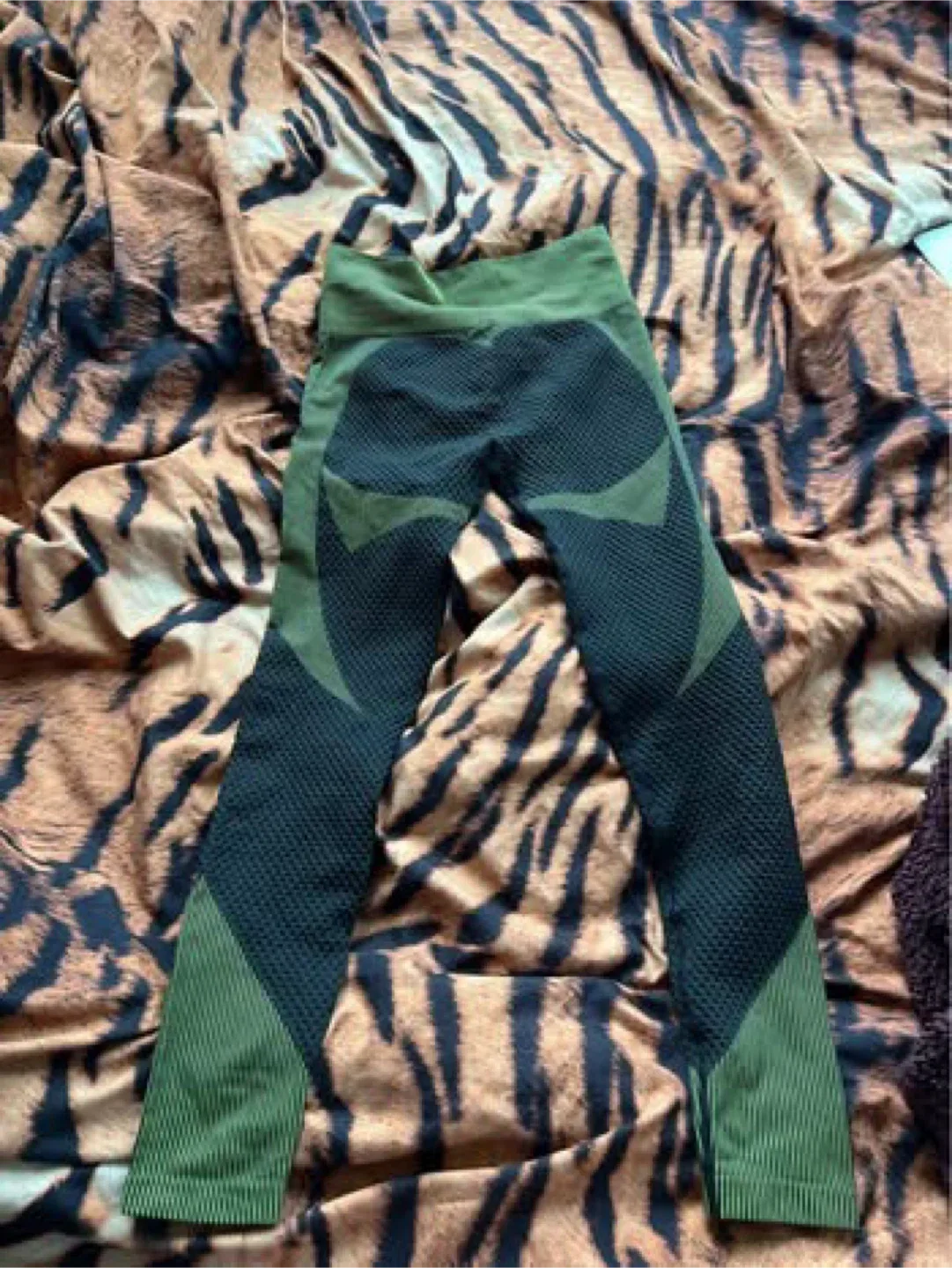 Matching Activewear Set - Olive Green & Black Gym yoga M-L image indicator(3)