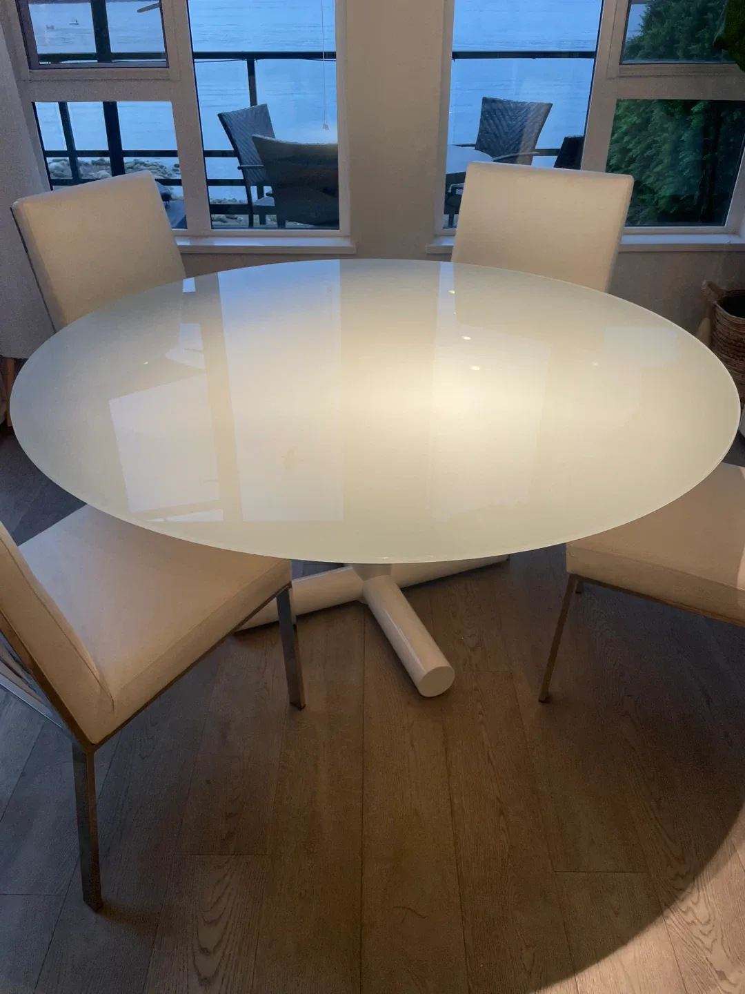Round White Glass Dining Table with chairs image indicator(2)