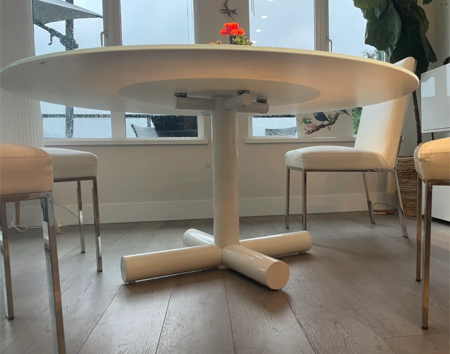 Round White Glass Dining Table with chairs image indicator(3)