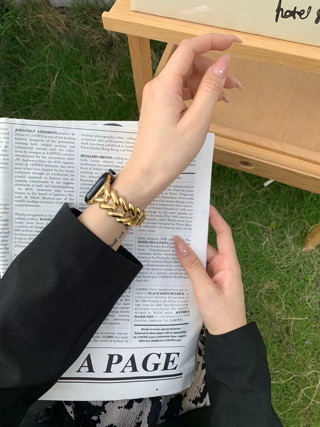 Apple Watch Band - Gold image indicator(2)