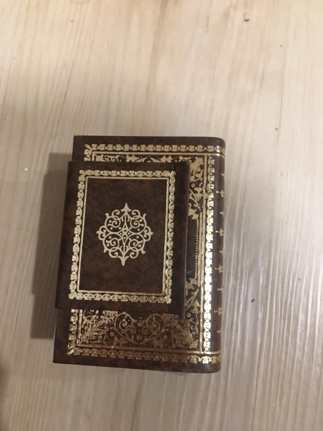 Playing Cards in Decorative Cases image indicator(2)