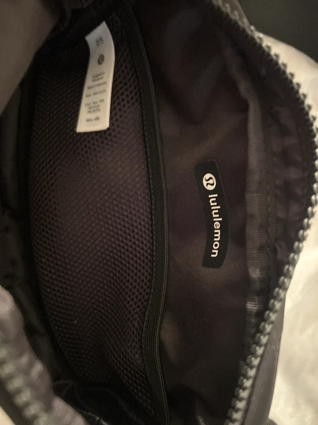 Lululemon Everywhere Belt Bag Black image indicator(2)