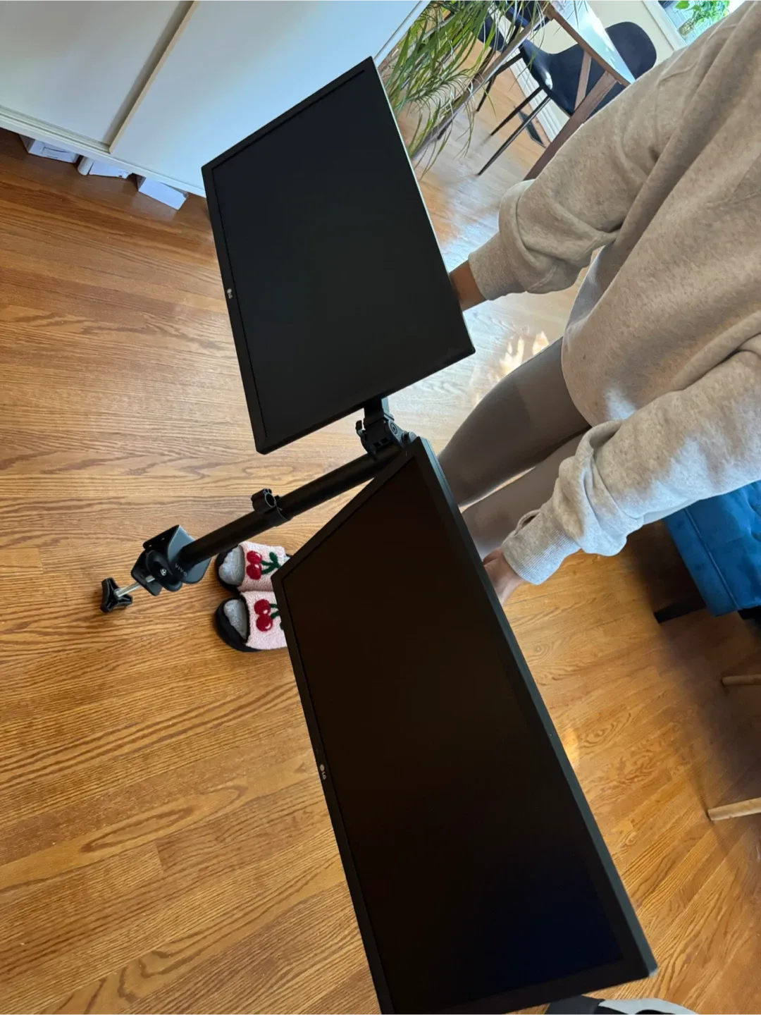 LG Monitor with VIVO Dual Monitor Mount thumbnail