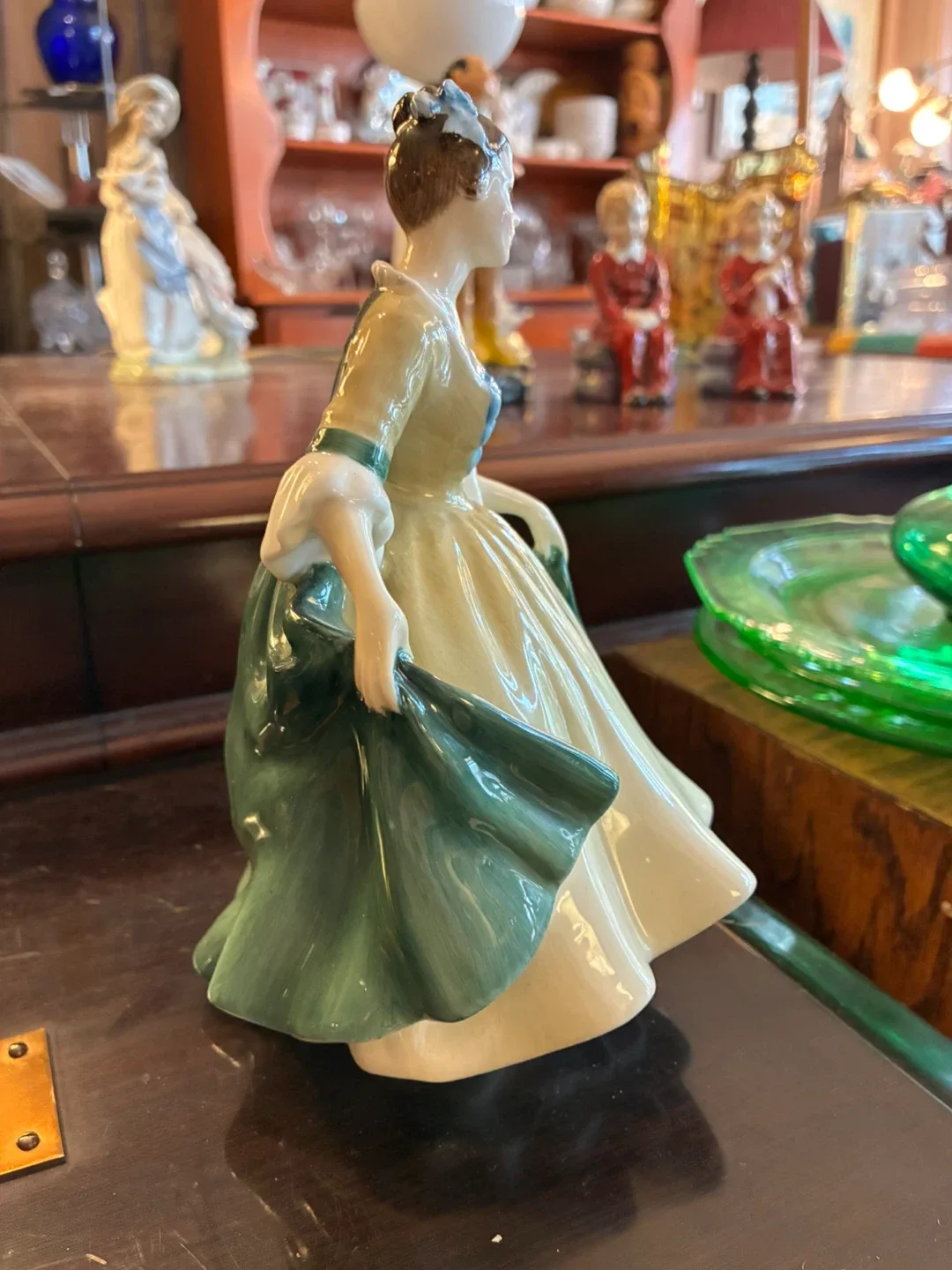 Royal Doulton Figurine Elegance HN 2264 image indicator(2)