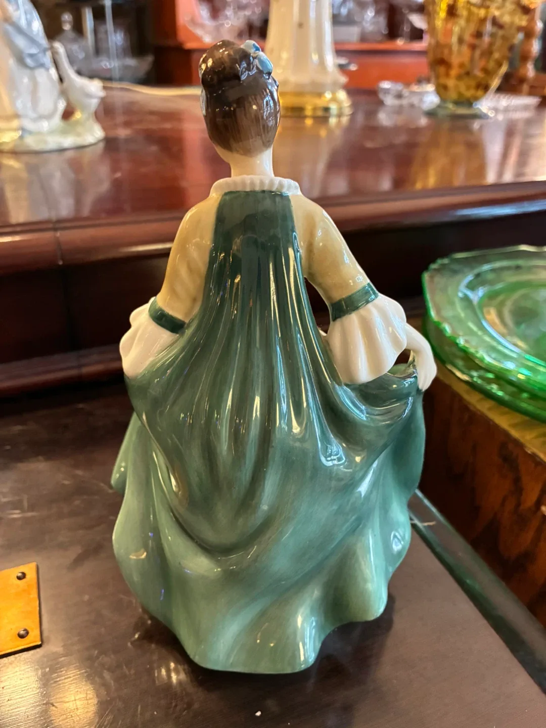 Royal Doulton Figurine Elegance HN 2264 image indicator(3)