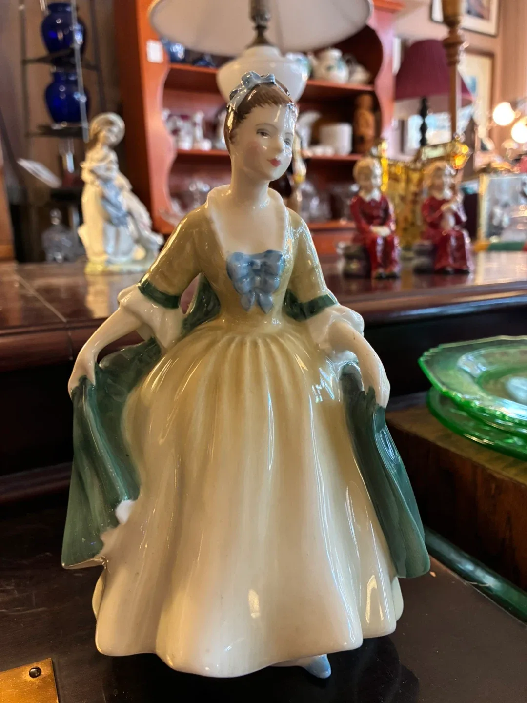 Royal Doulton Figurine Elegance HN 2264 thumbnail