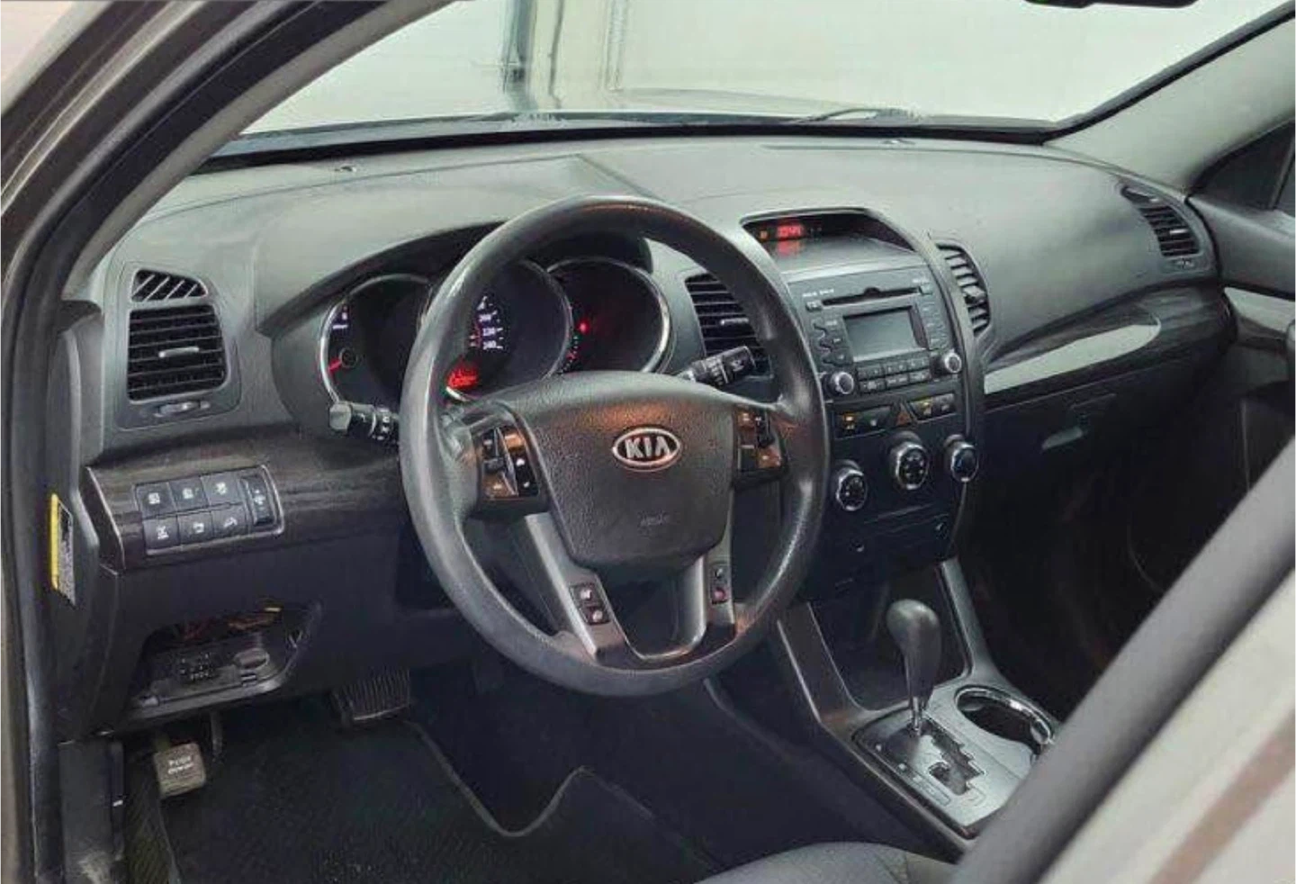 Kia Sorento SUV - 2012 - photo 4