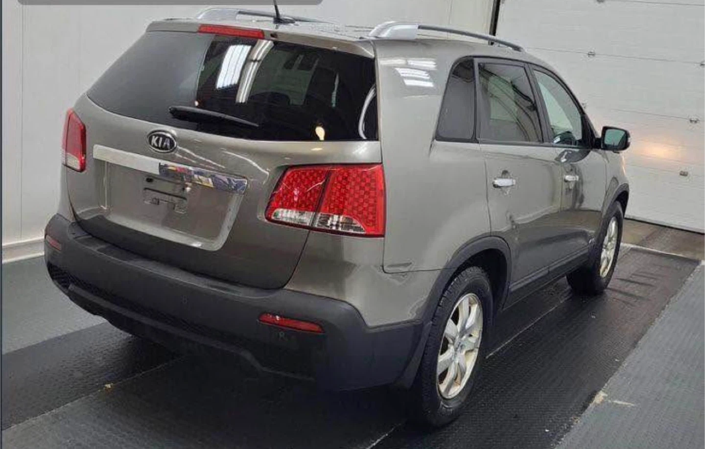 Kia Sorento SUV - 2012 - photo 2