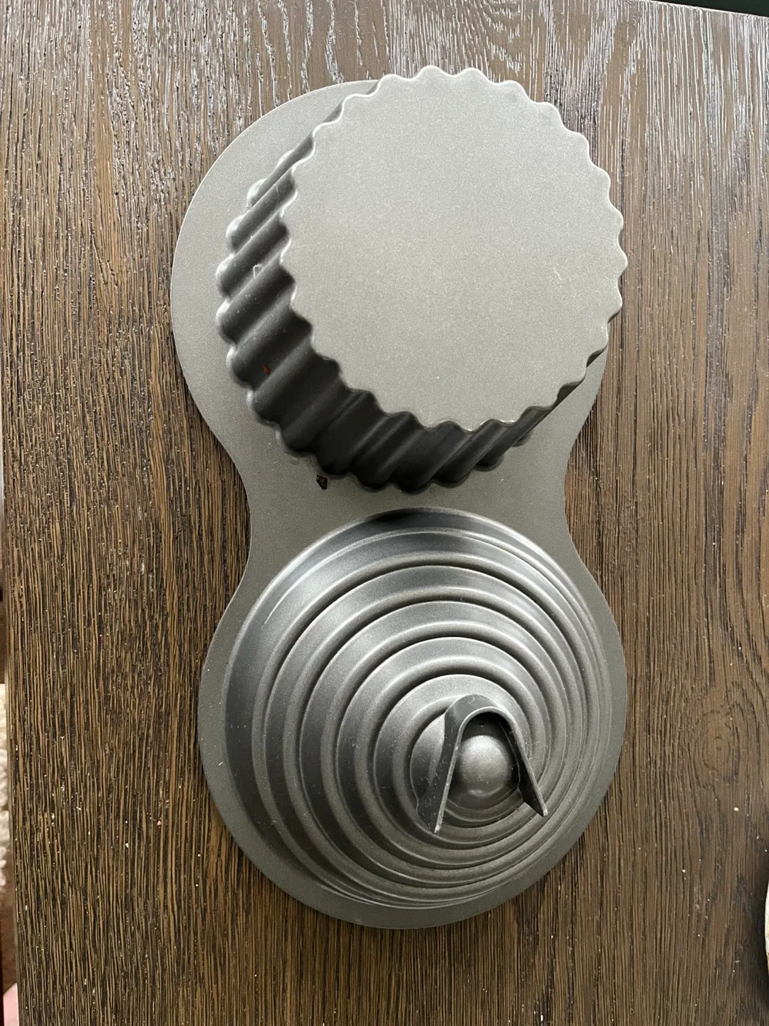 Wilton - Giant Cupcake Cake Pan image indicator(2)