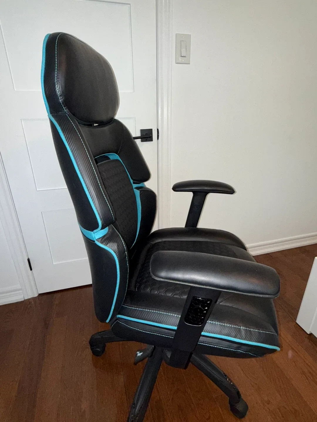 Gaming Chair - Black & Blue image indicator(2)