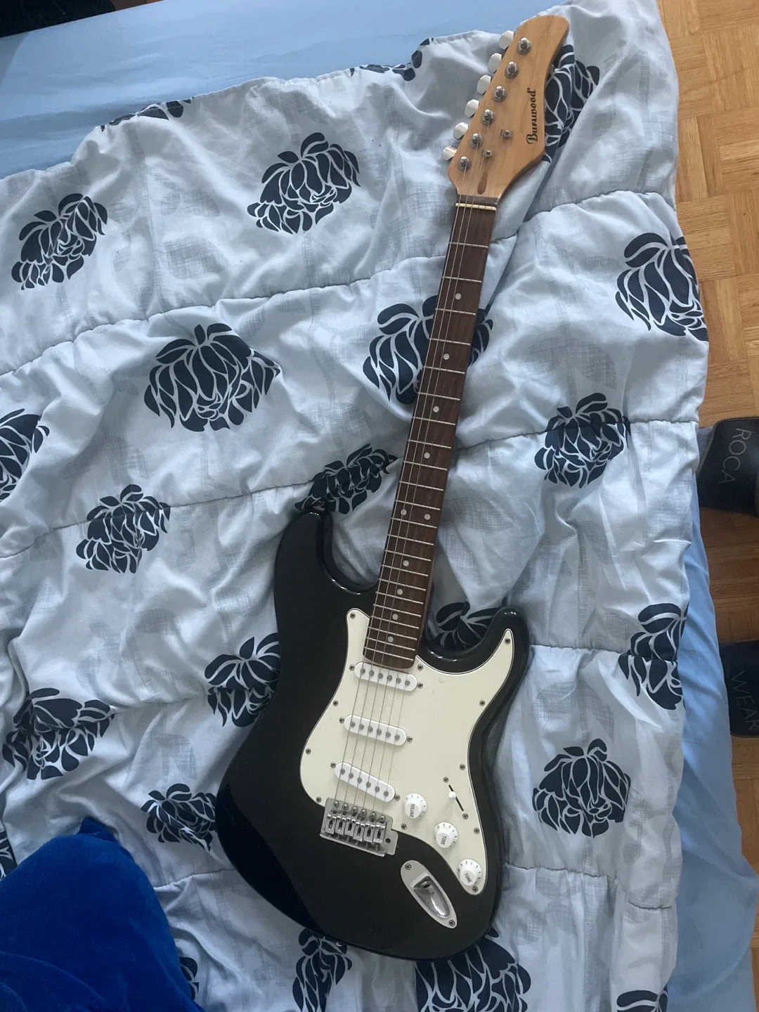 Burswood Electric Guitar - Black & White image indicator(2)