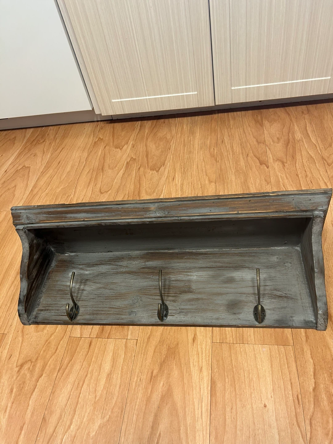 Rustic Wooden Entryway Shelf with Hooks - photo 3