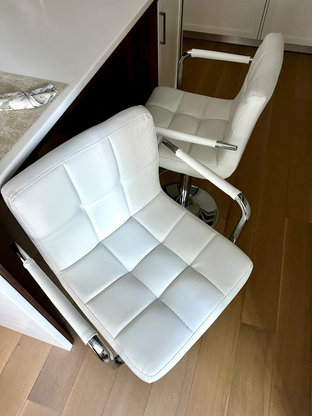 Set of 4 White Adjustable Bar Stools image indicator(6)