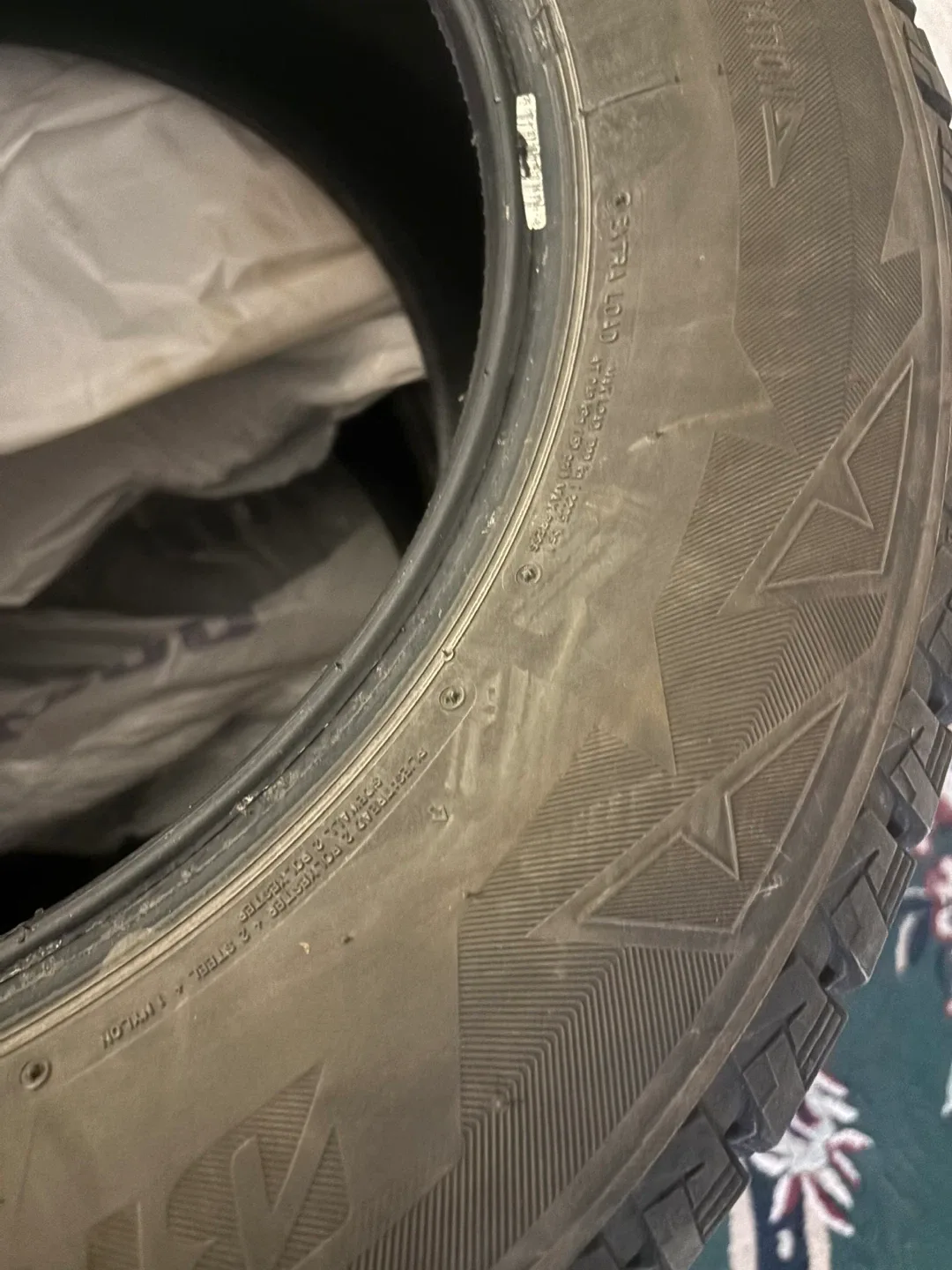 Bridgestone Blizzak Winter Tires 235/65R17 image indicator(4)