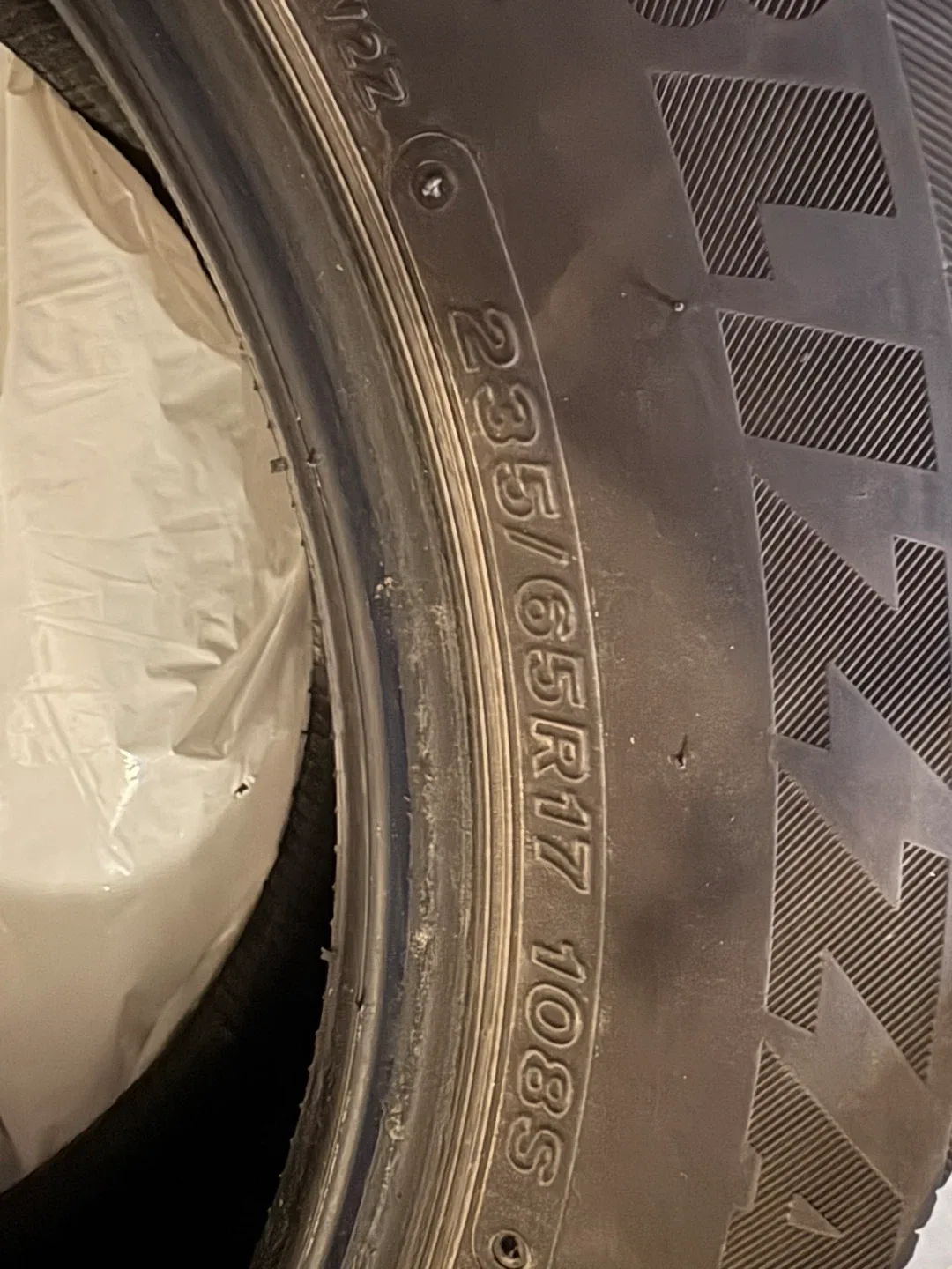 Bridgestone Blizzak Winter Tires 235/65R17 image indicator(6)