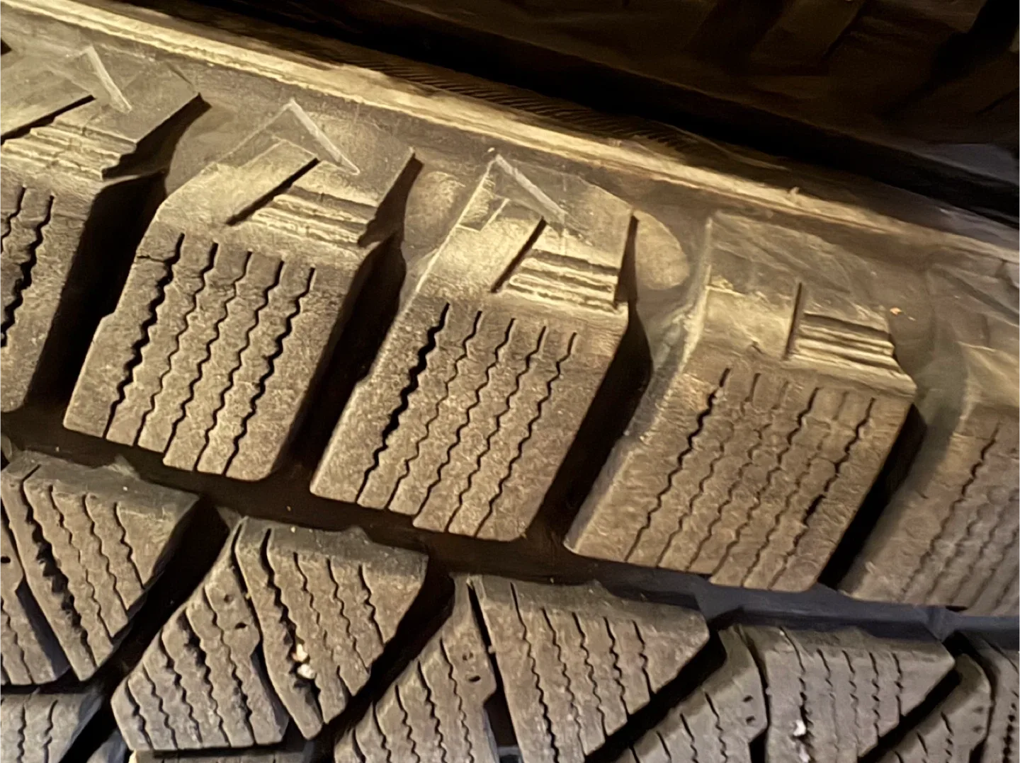 Bridgestone Blizzak Winter Tires 235/65R17 image indicator(5)