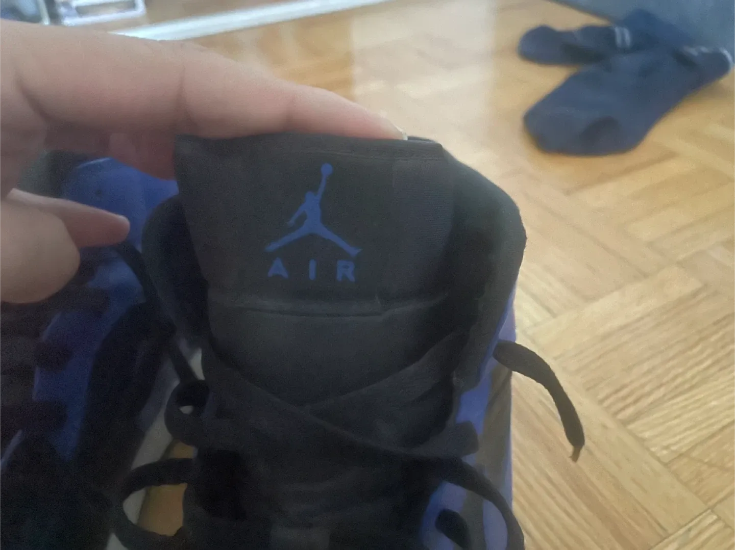 Air Jordan 1 Mid Hyper Royal Black US 12 image indicator(2)