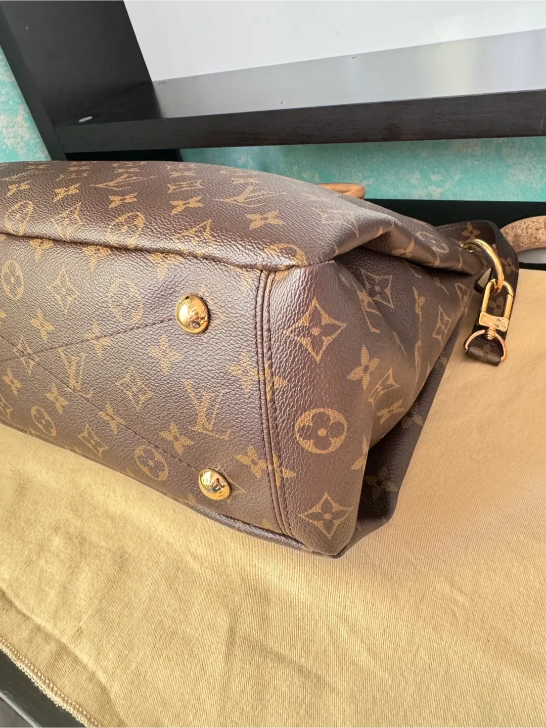 Louis Vuitton Monogram Pallas MM image indicator(9)