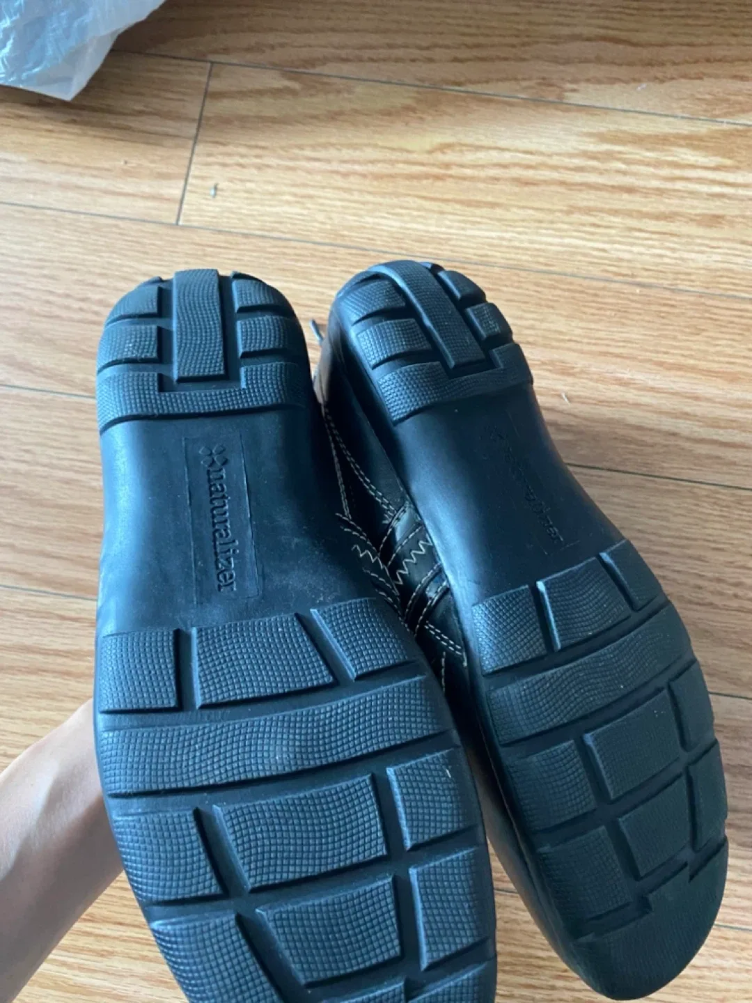 Brand New Naturalizer Black Leather Sneakers Women Size 6 image indicator(3)