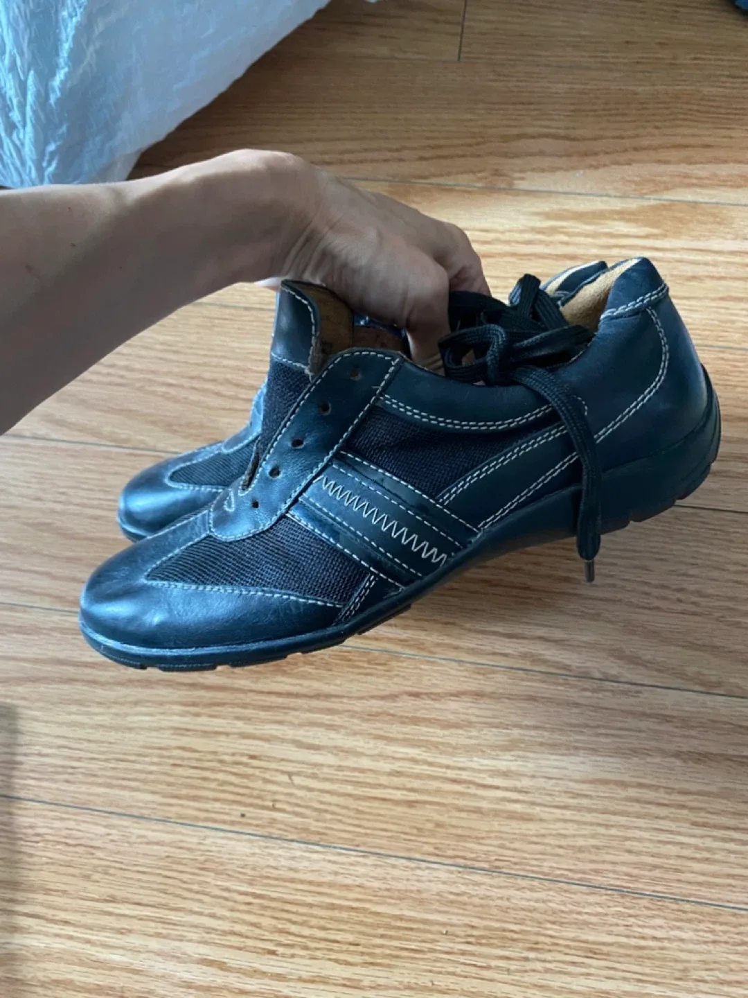 Brand New Naturalizer Black Leather Sneakers Women Size 6 image indicator(2)