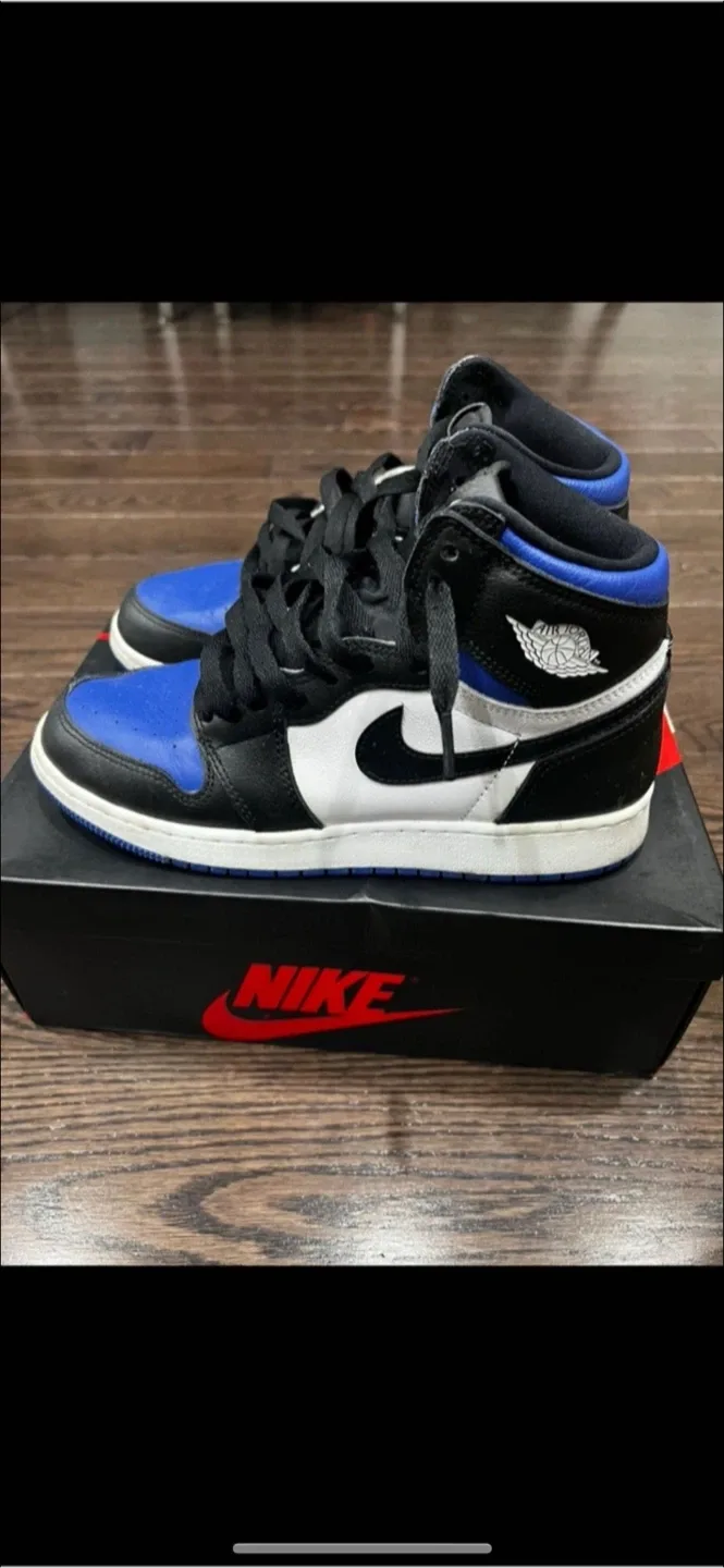 Nike Air Jordan 1 Retro High - Size 6 Youth image indicator(2)