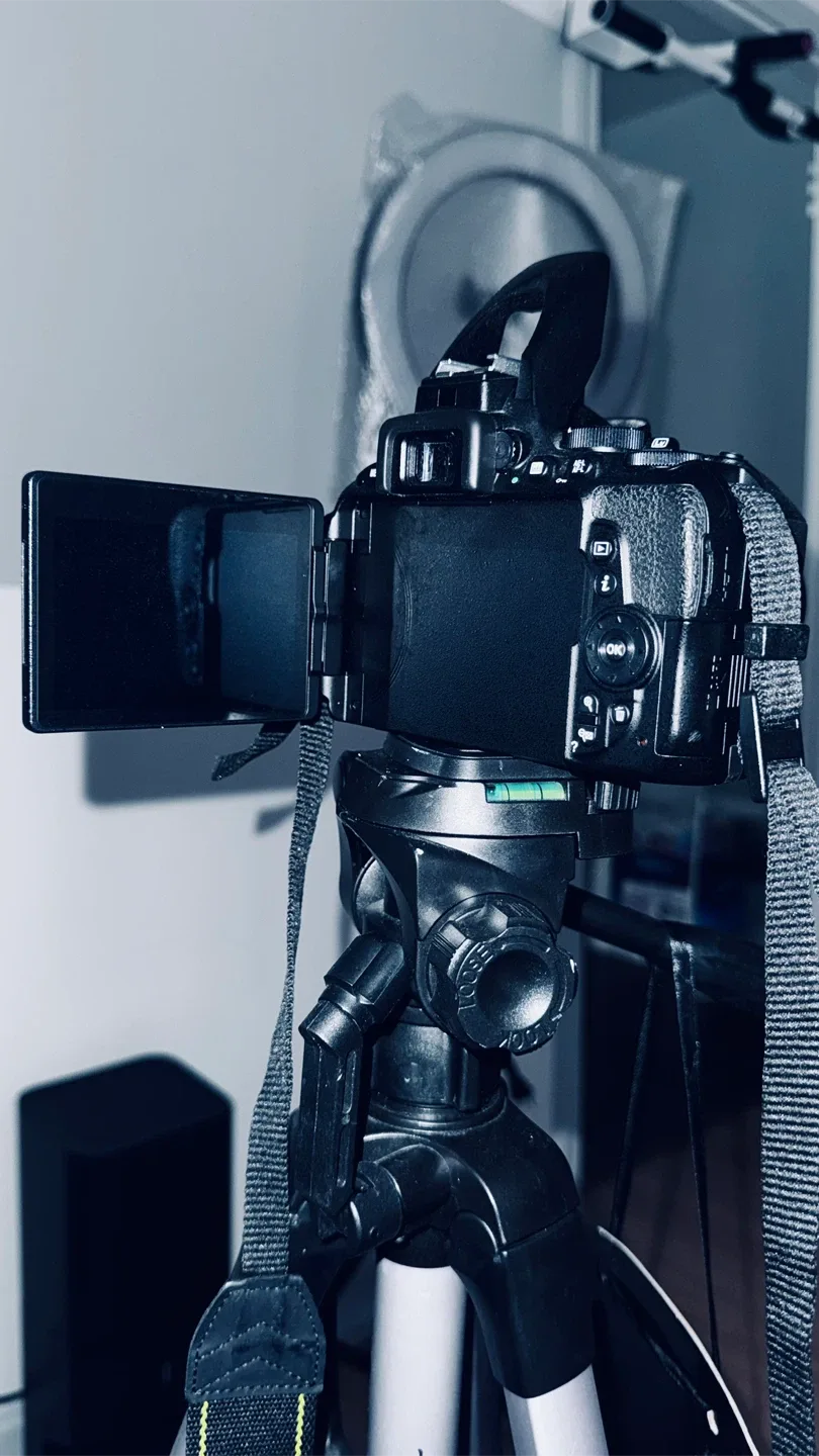 Nikon D5500 DSLR Camera with 18-55mm Lens & Tripod image indicator(2)