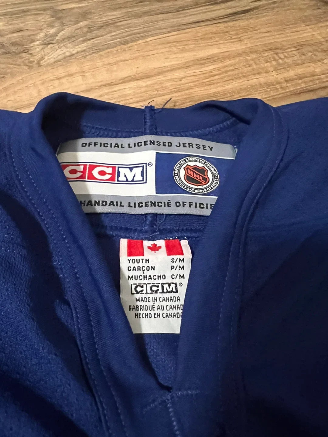 CCM Toronto Maple Leafs Youth Jersey - Size S/M image indicator(2)