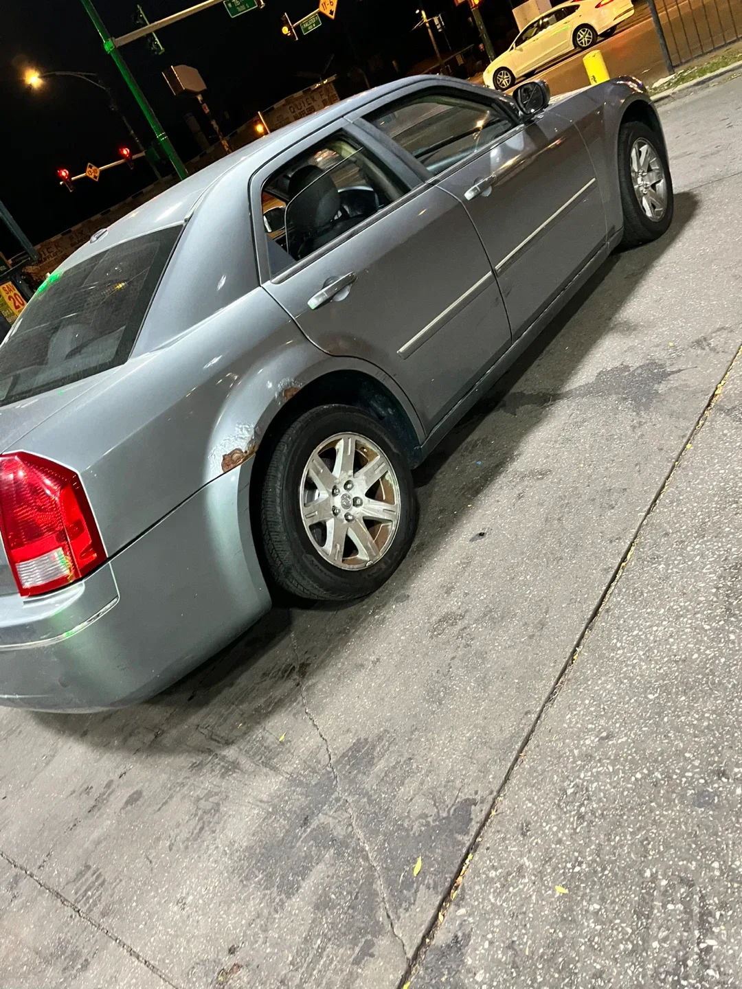 Chrysler 300 Sedan - Silver image indicator(4)