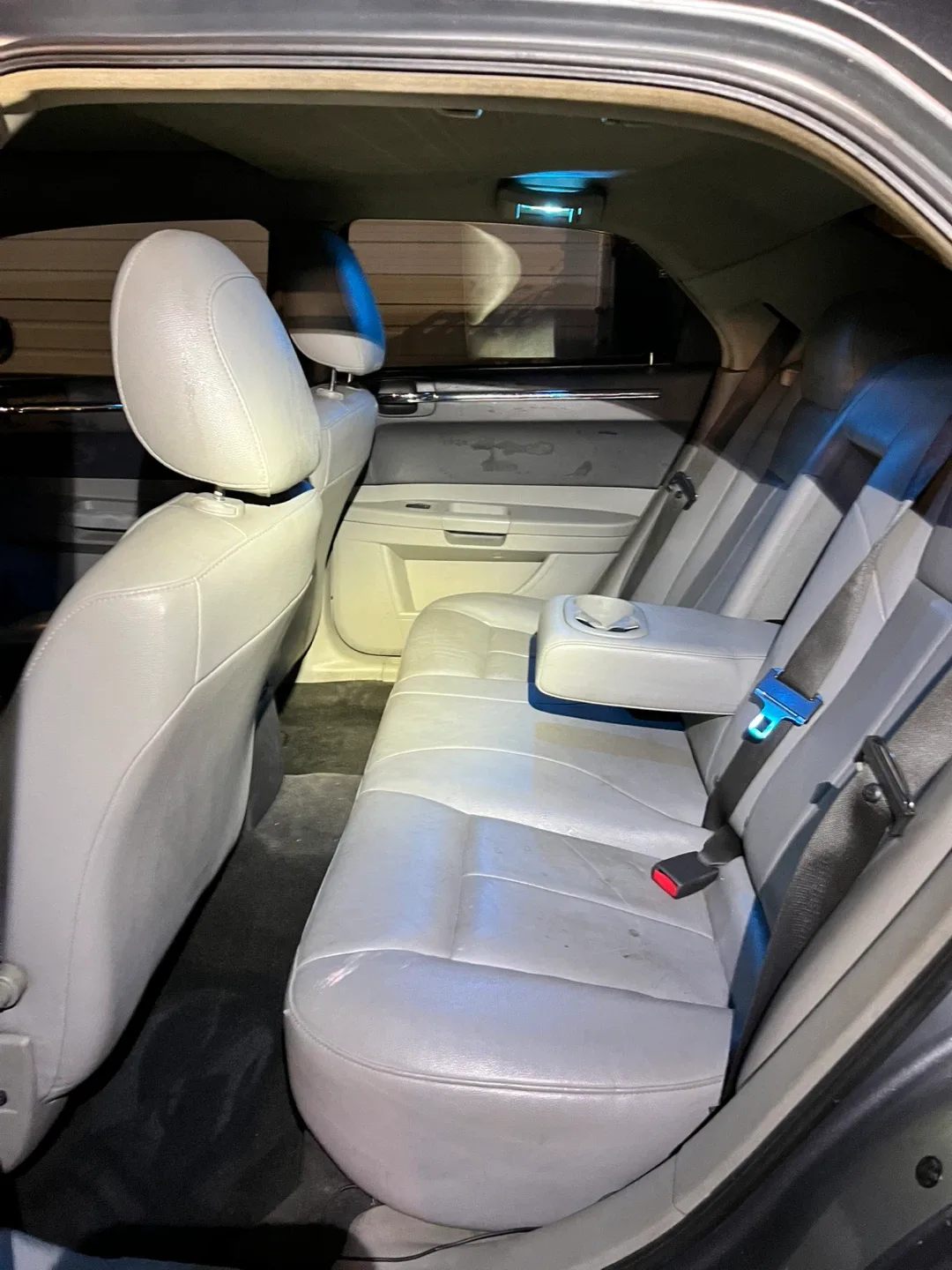 Chrysler 300 Sedan - Silver image indicator(7)