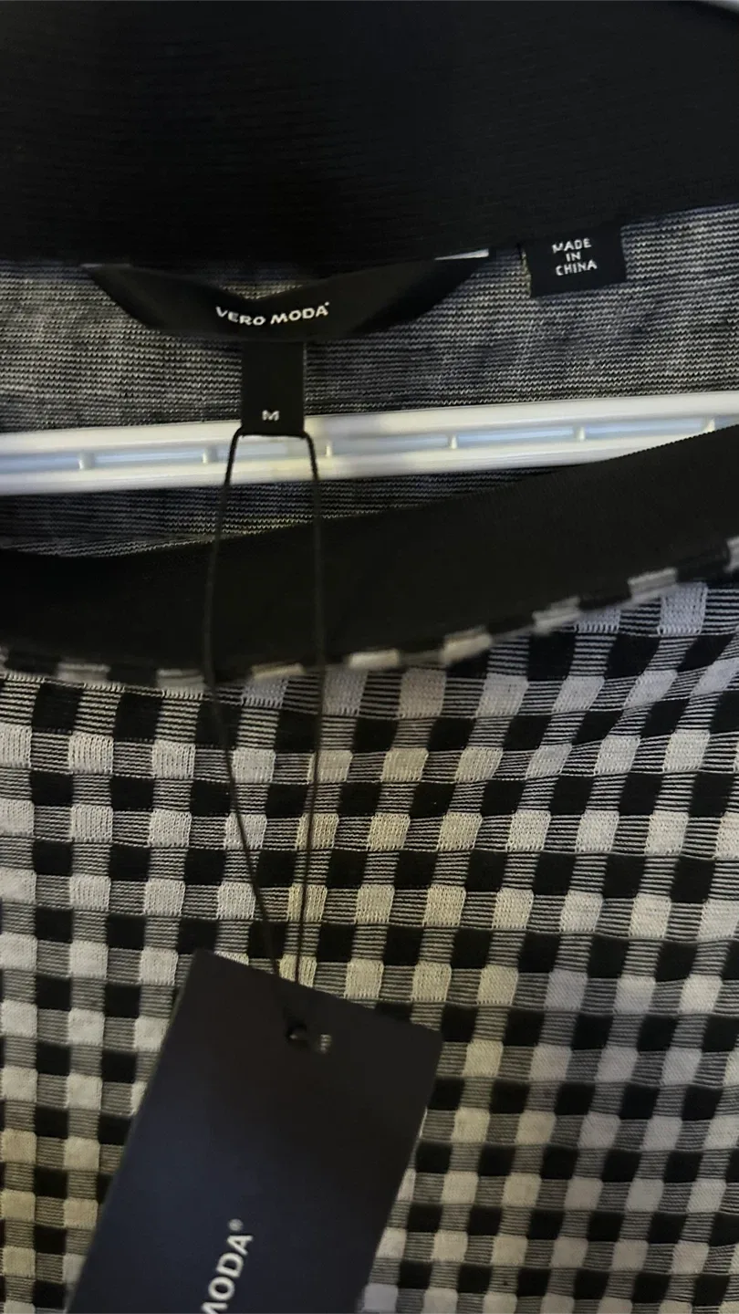 New Black/White Skirt - Size M image indicator(2)