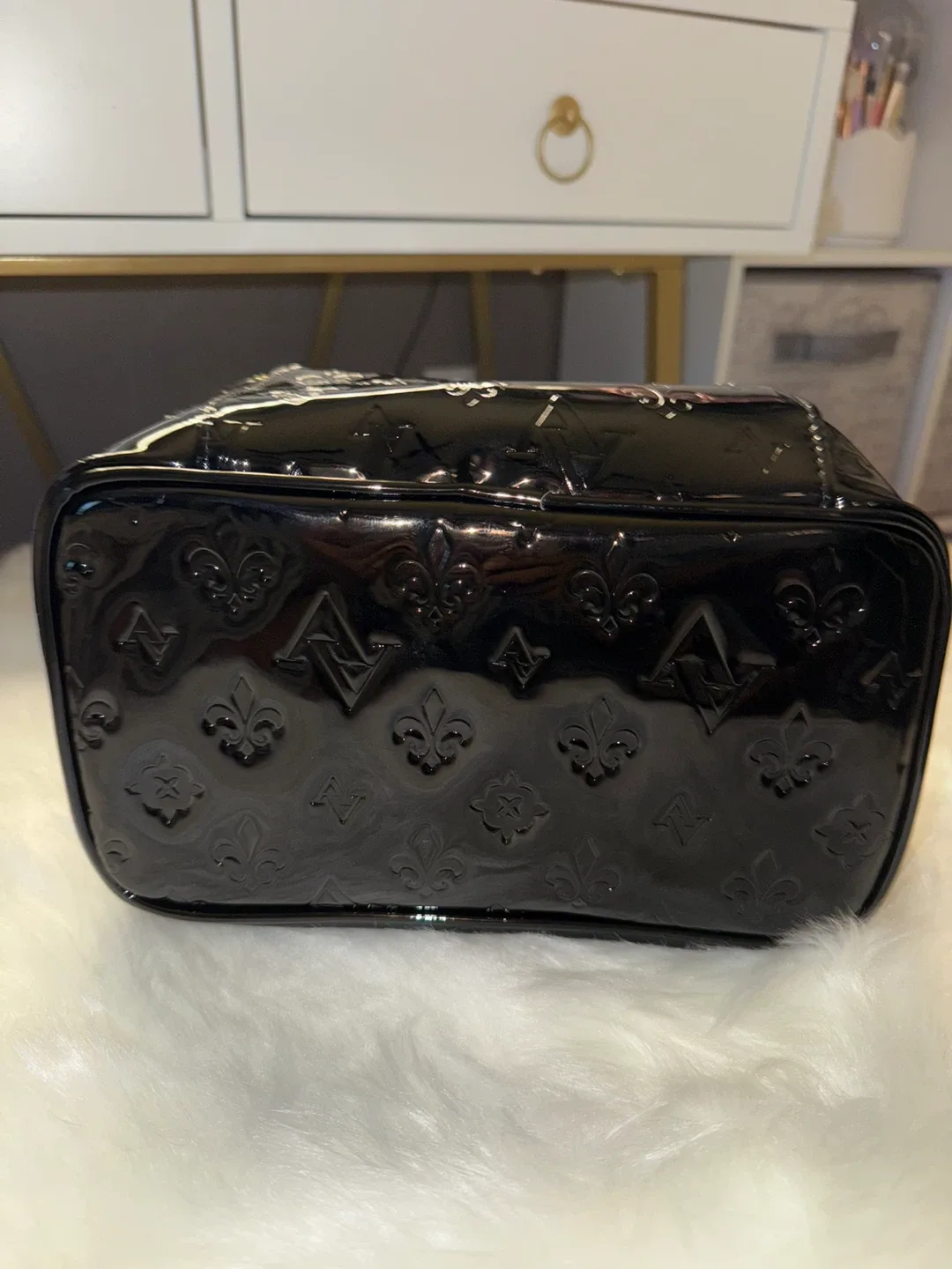Adrienne Vittadini Black Cosmetic Case image indicator(4)