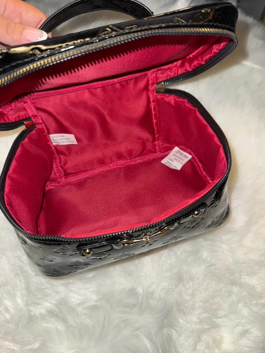 Adrienne Vittadini Black Cosmetic Case image indicator(6)