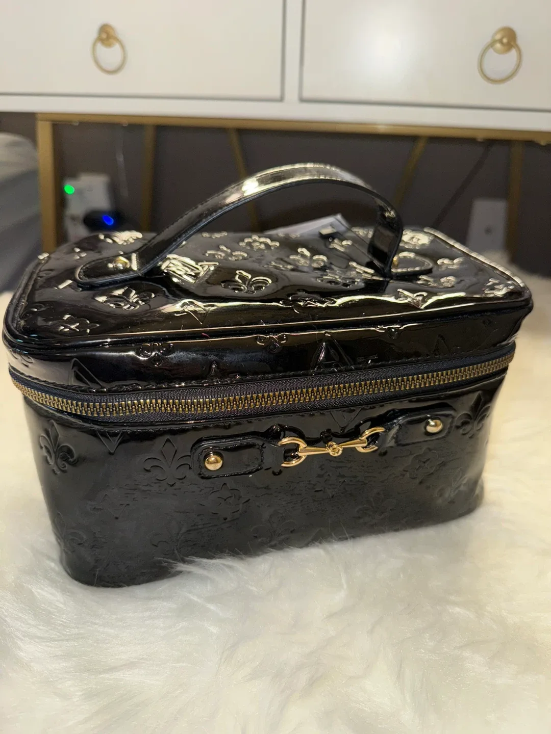 Adrienne Vittadini Black Cosmetic Case image indicator(8)