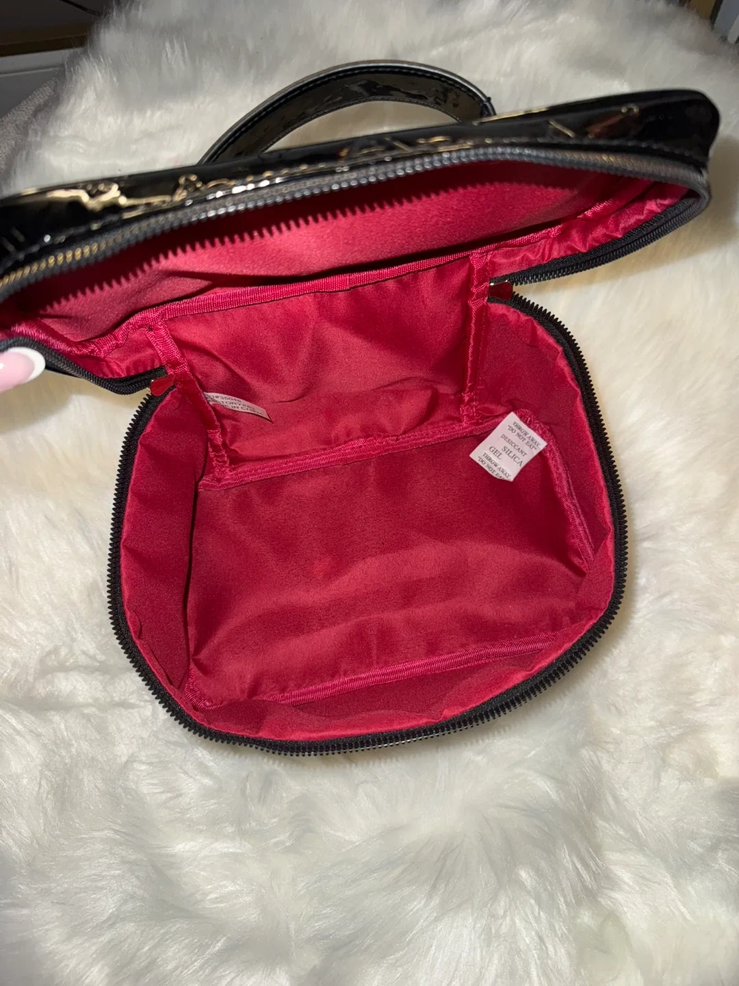 Adrienne Vittadini Black Cosmetic Case image indicator(7)