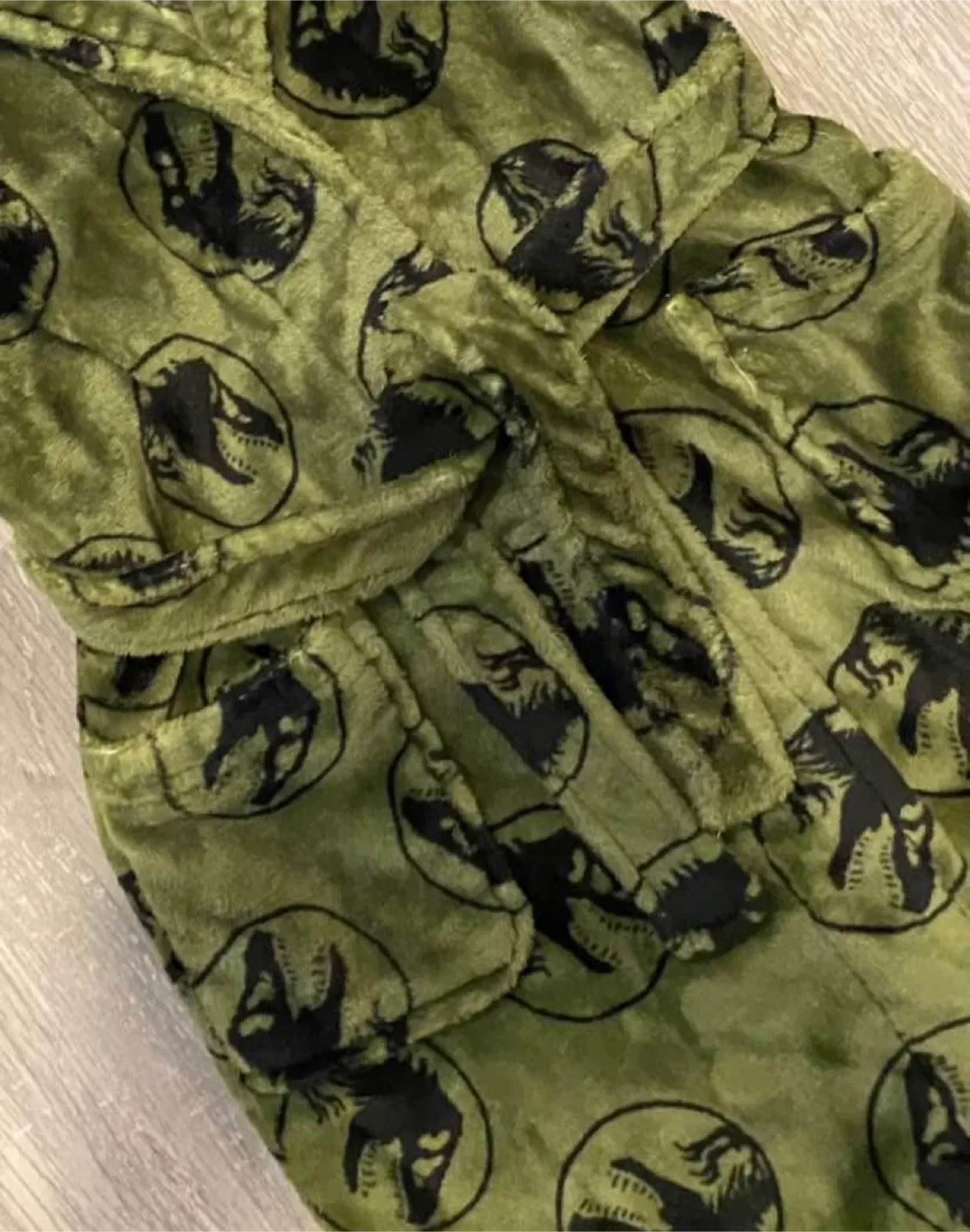 LIKE NEW Jurassic World Kids' Bath Robe - Size M/M(8) image indicator(3)