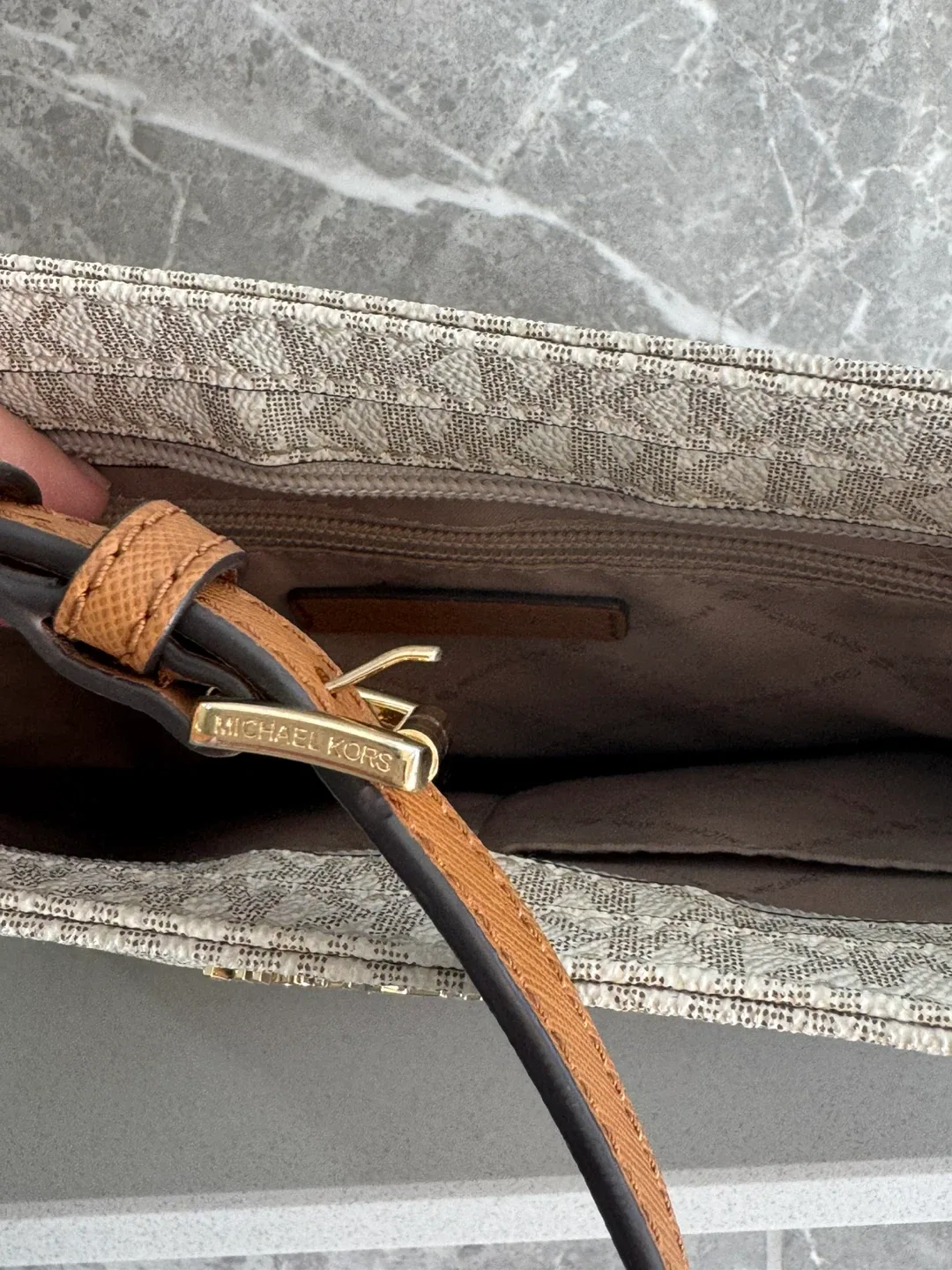 Michael Kors Crossbody Bag image indicator(9)