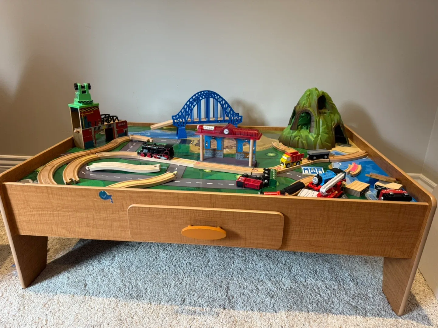 Train Table with Accessories image indicator(3)