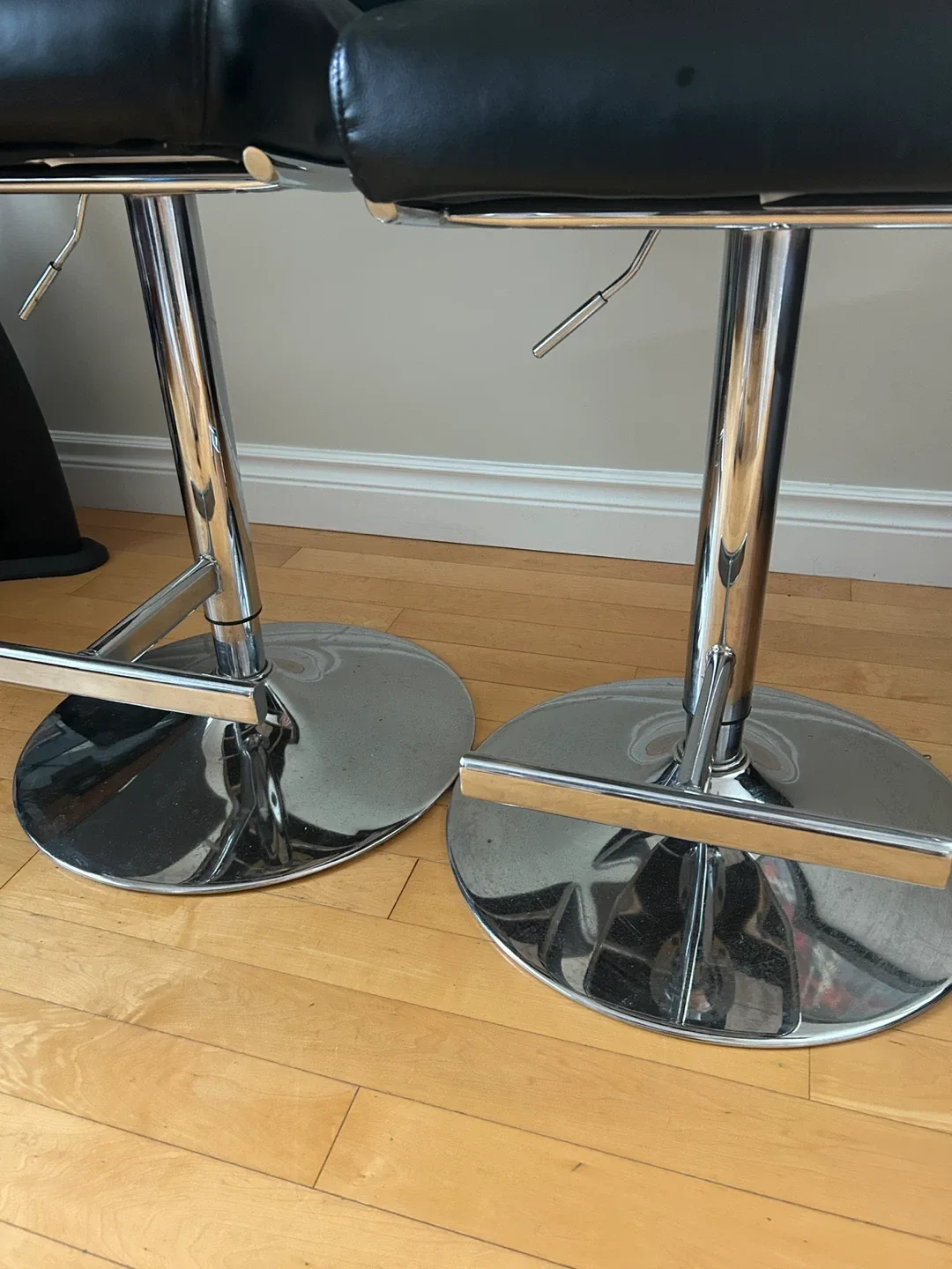 Set of 2 Black Bar Stools image indicator(4)