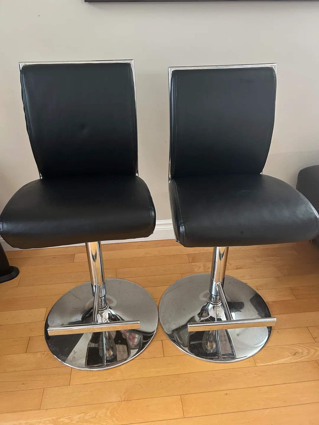 Set of 2 Black Bar Stools image indicator(5)