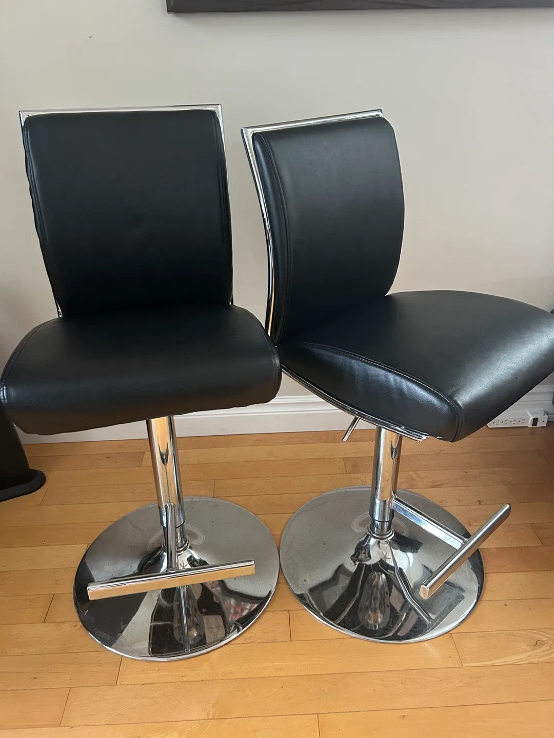 Set of 2 Black Bar Stools image indicator(2)