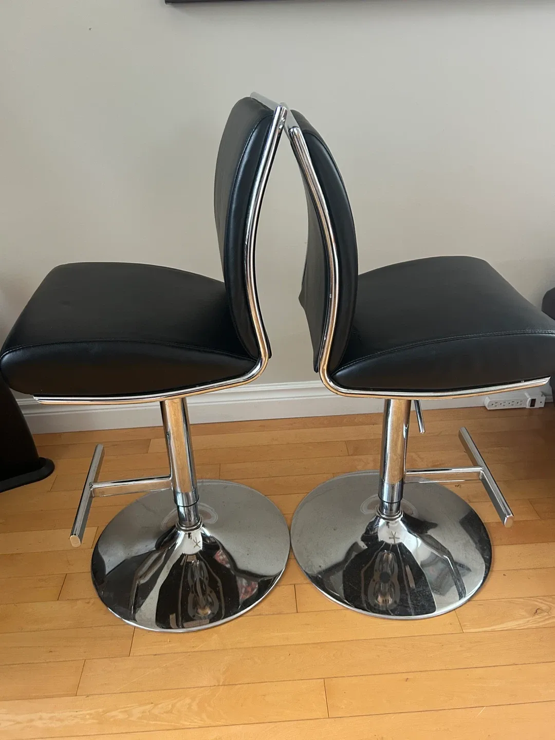Set of 2 Black Bar Stools image indicator(3)