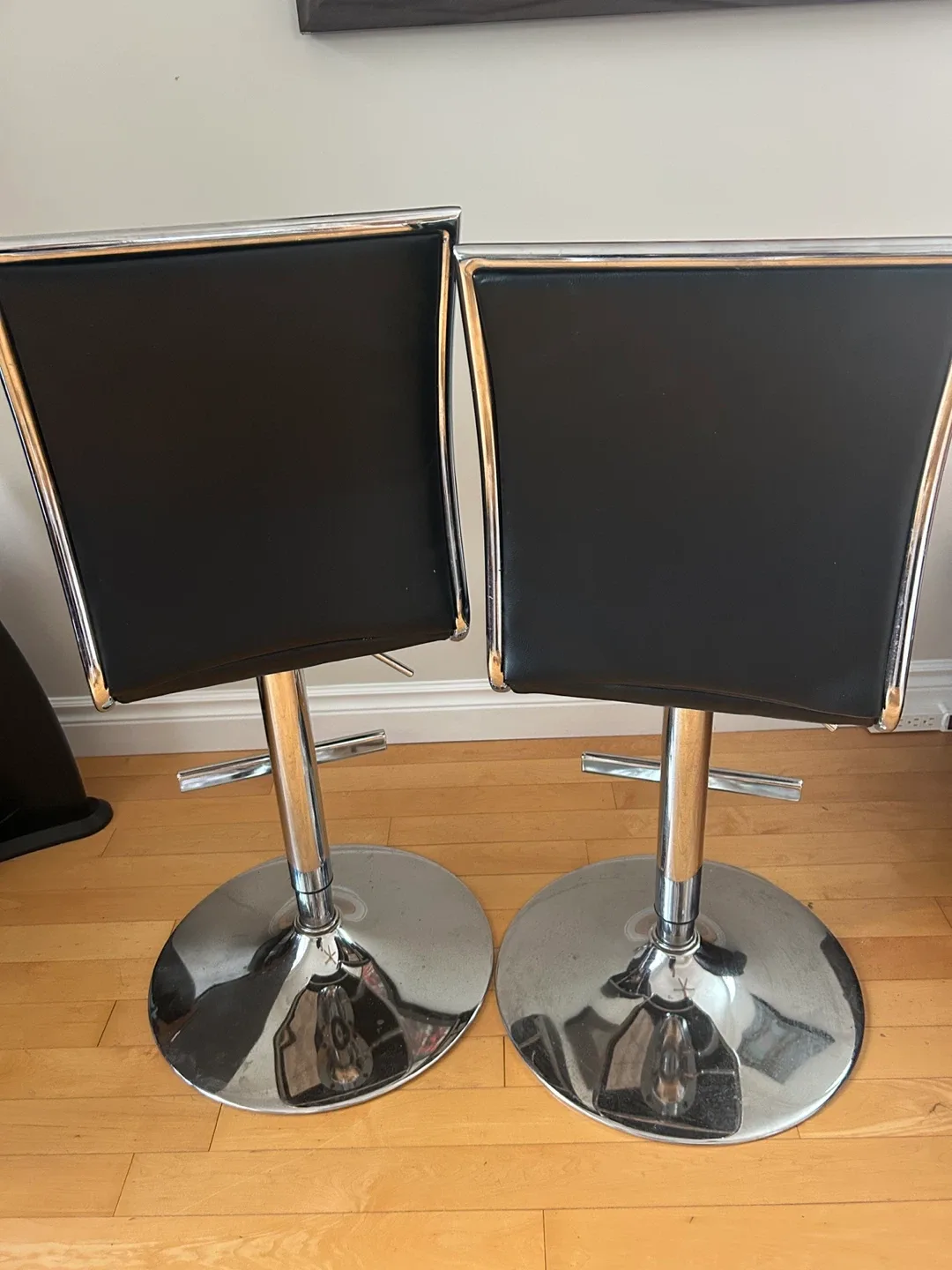 Set of 2 Black Bar Stools image indicator(6)