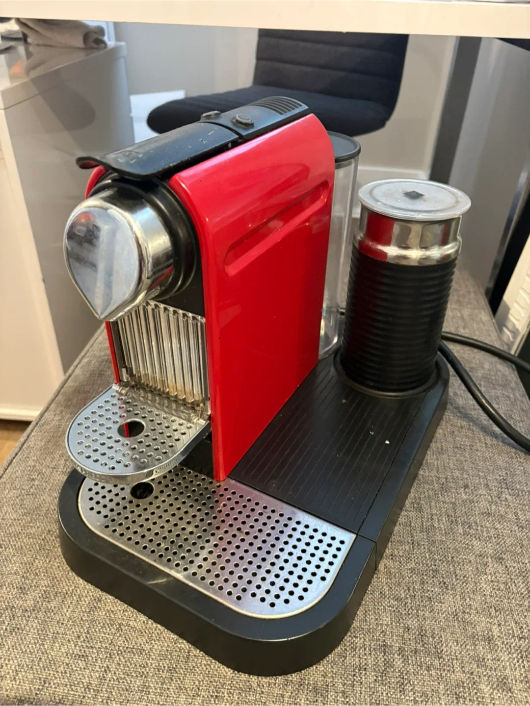 Nespresso Inissia Red Coffee Machine image indicator(2)