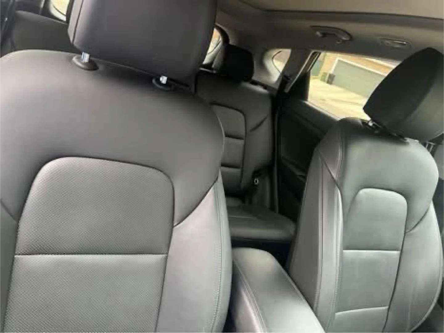 Hyundai Tucson - Black SUV image indicator(4)